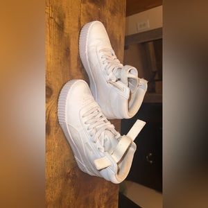 High top Puma’s size 7.5 all white